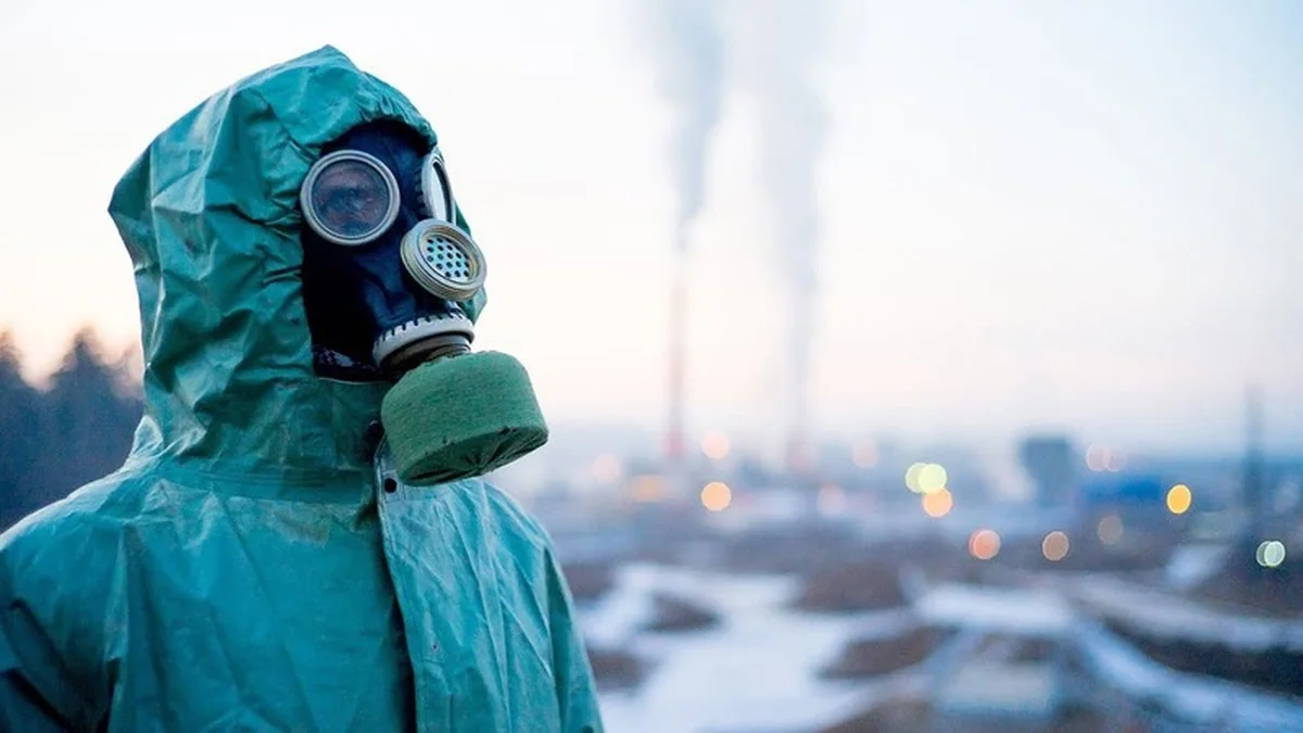 Специалист на занятии по гражданской обороне